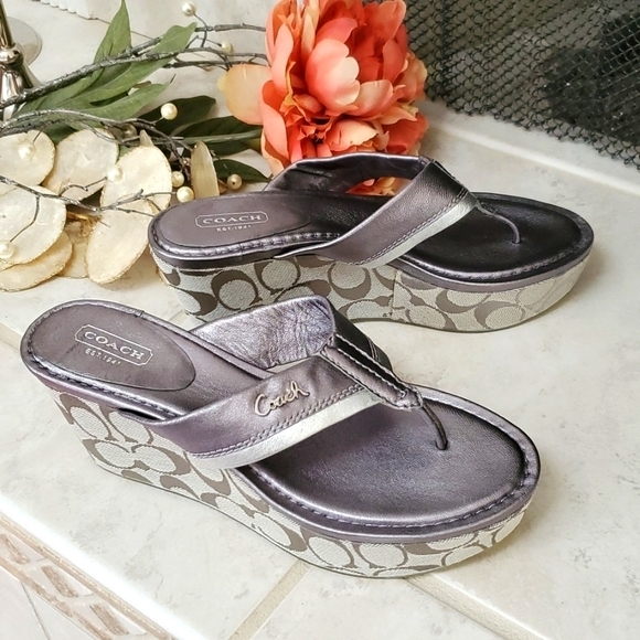 ❤ COACH Thong Sandals ❤ - Picture 1 of 12